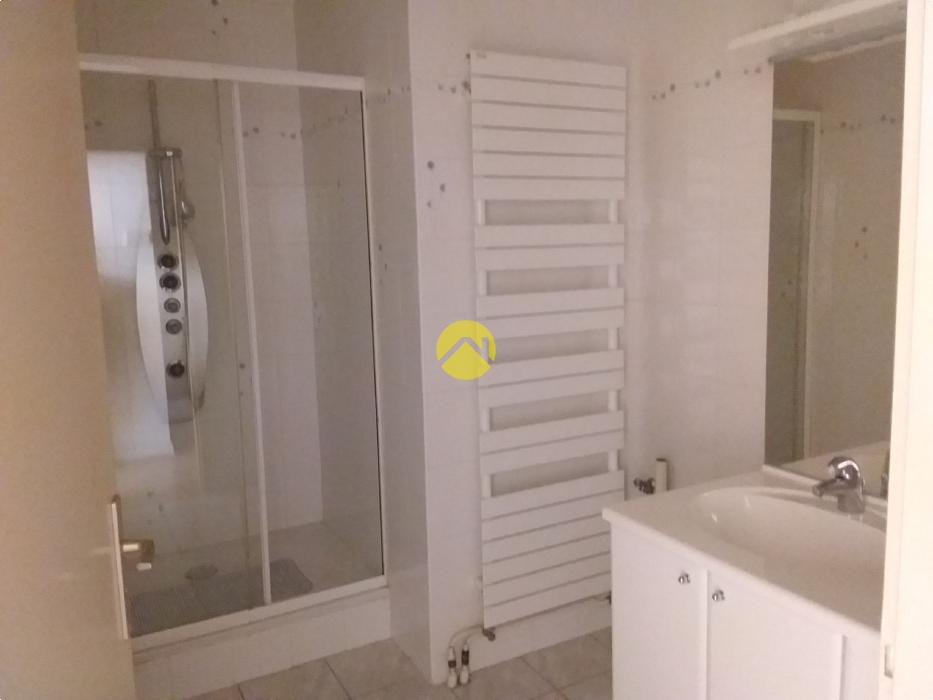 APPARTEMENT AVEC BALCON ET GARAGE