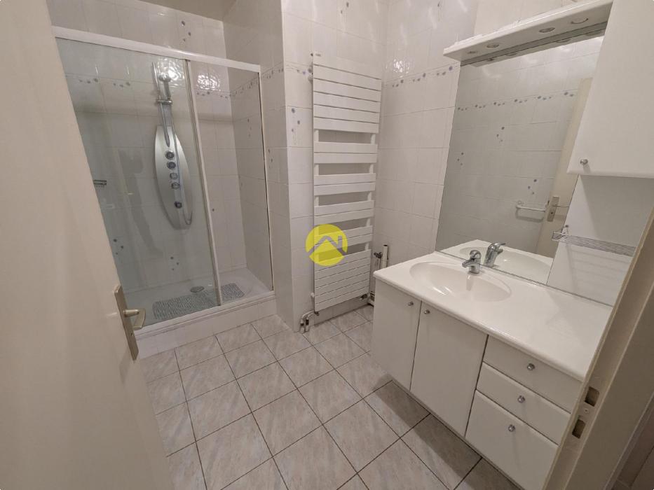 APPARTEMENT AVEC BALCON ET GARAGE