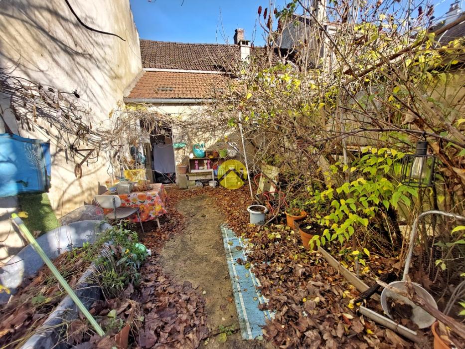 MAISON AVEC COUR et JARDIN