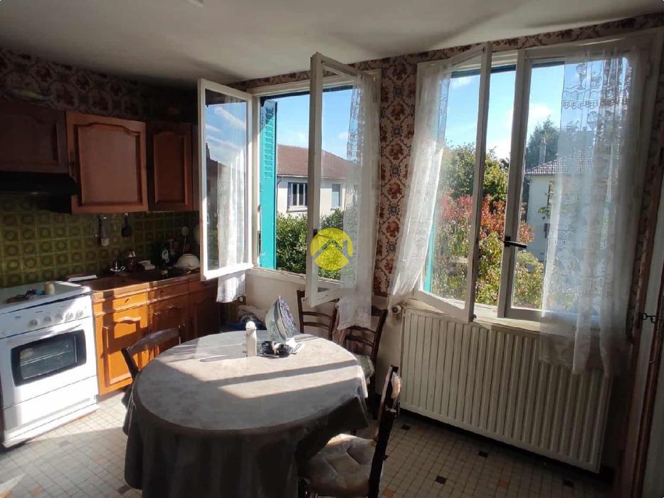 Maison élevée sur sous sol