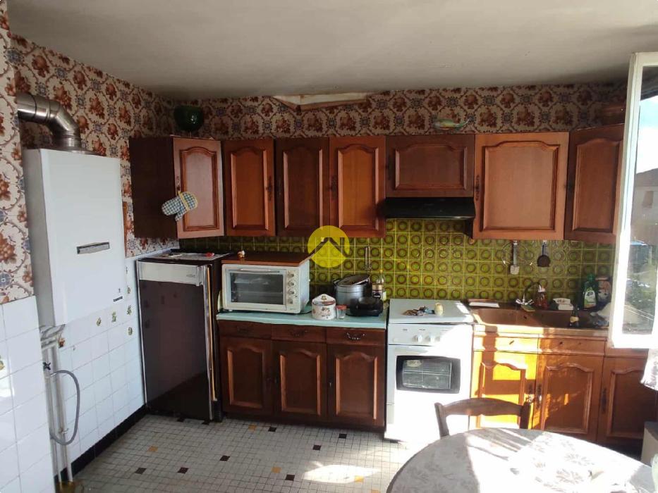 Maison élevée sur sous sol