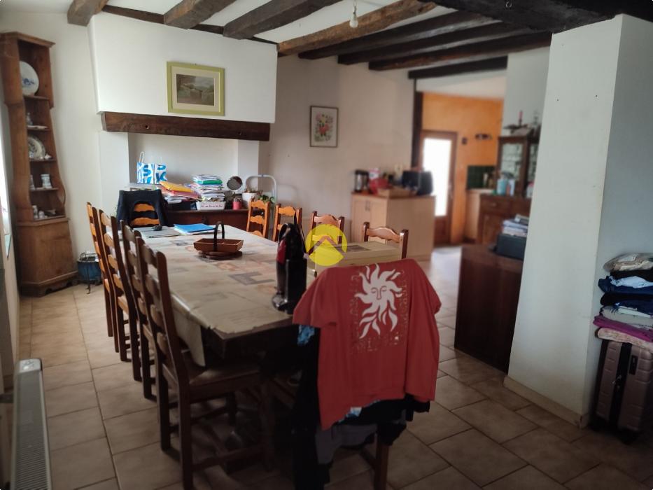 MAISON ANCIENNE AVEC GRAND TERRAIN