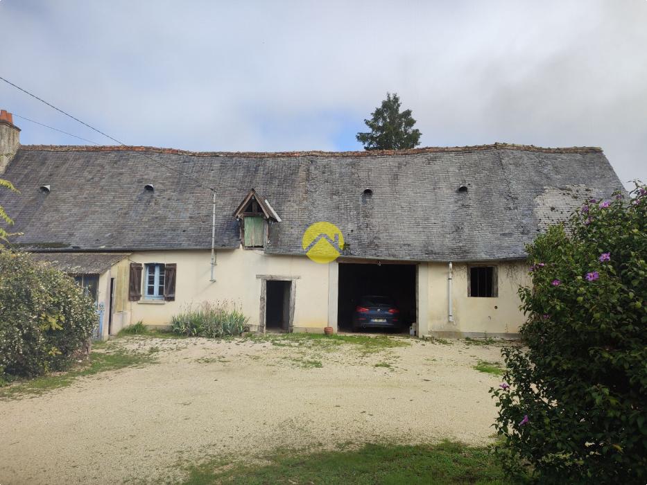 MAISON ANCIENNE AVEC GRAND TERRAIN