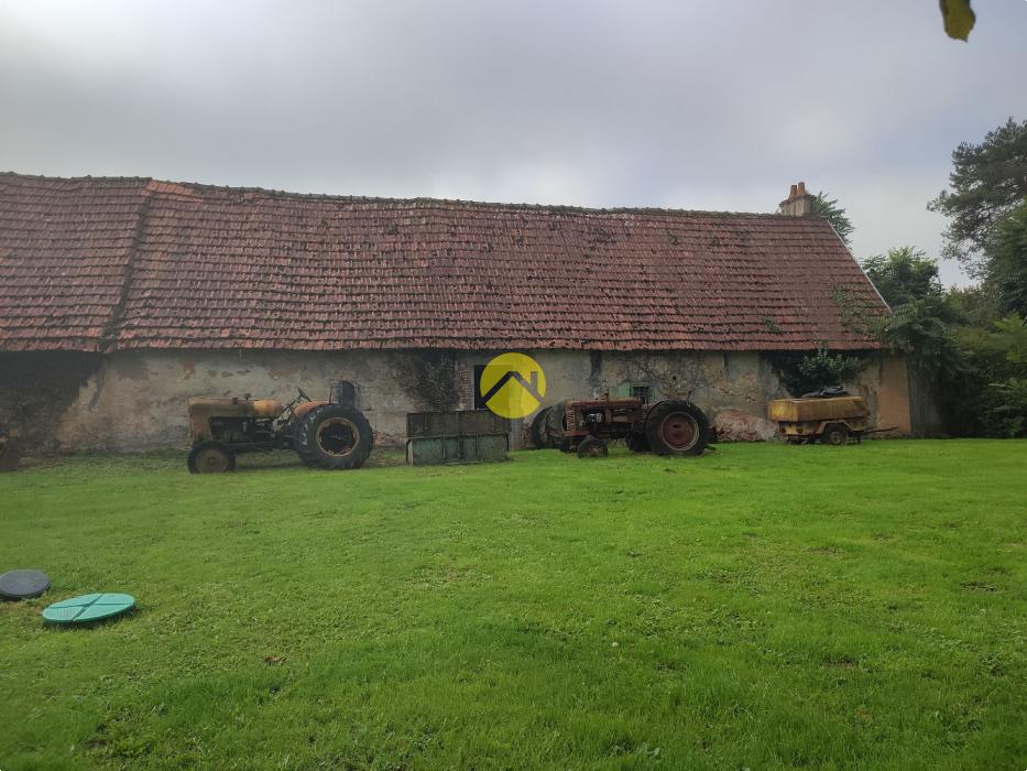 MAISON ANCIENNE AVEC GRAND TERRAIN