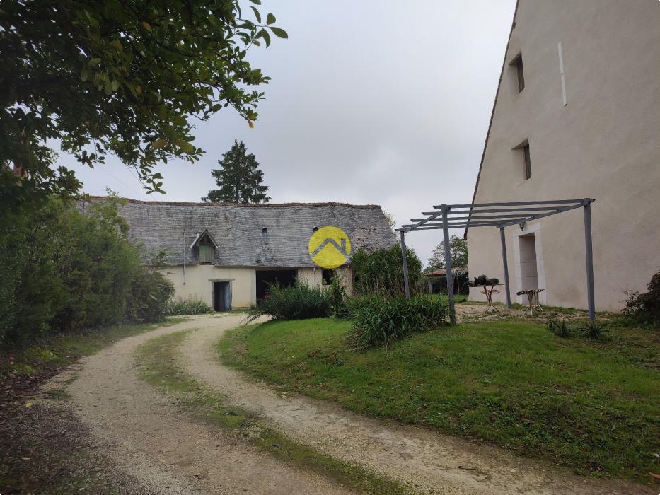 MAISON ANCIENNE AVEC GRAND TERRAIN