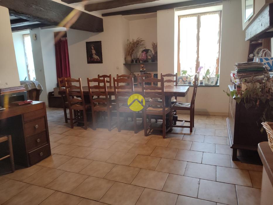 MAISON ANCIENNE AVEC GRAND TERRAIN