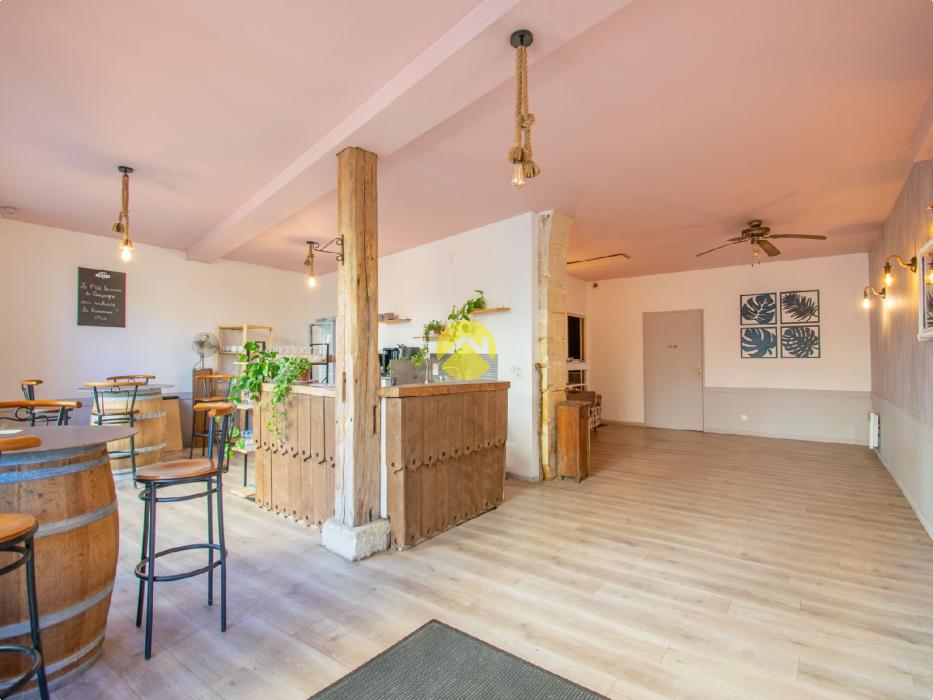 Immeuble au centre de Cadouin