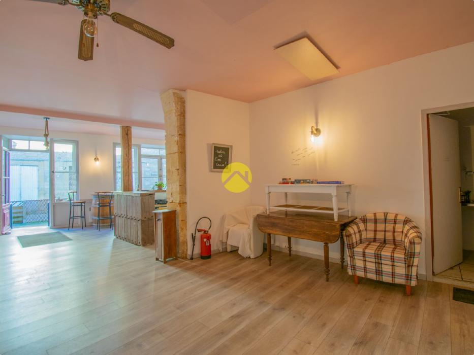 Immeuble au centre de Cadouin