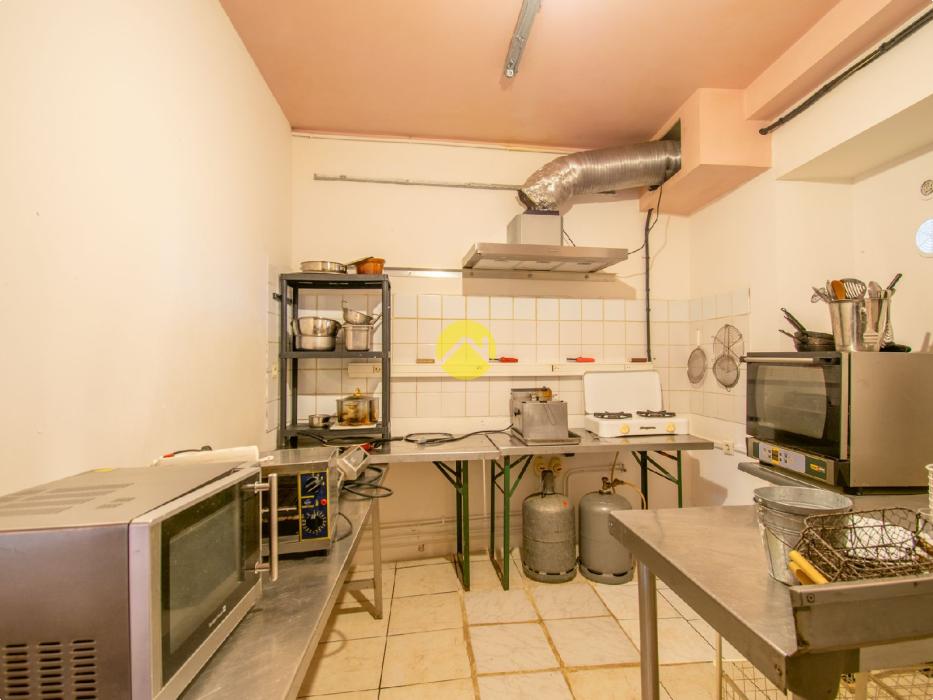 Immeuble au centre de Cadouin