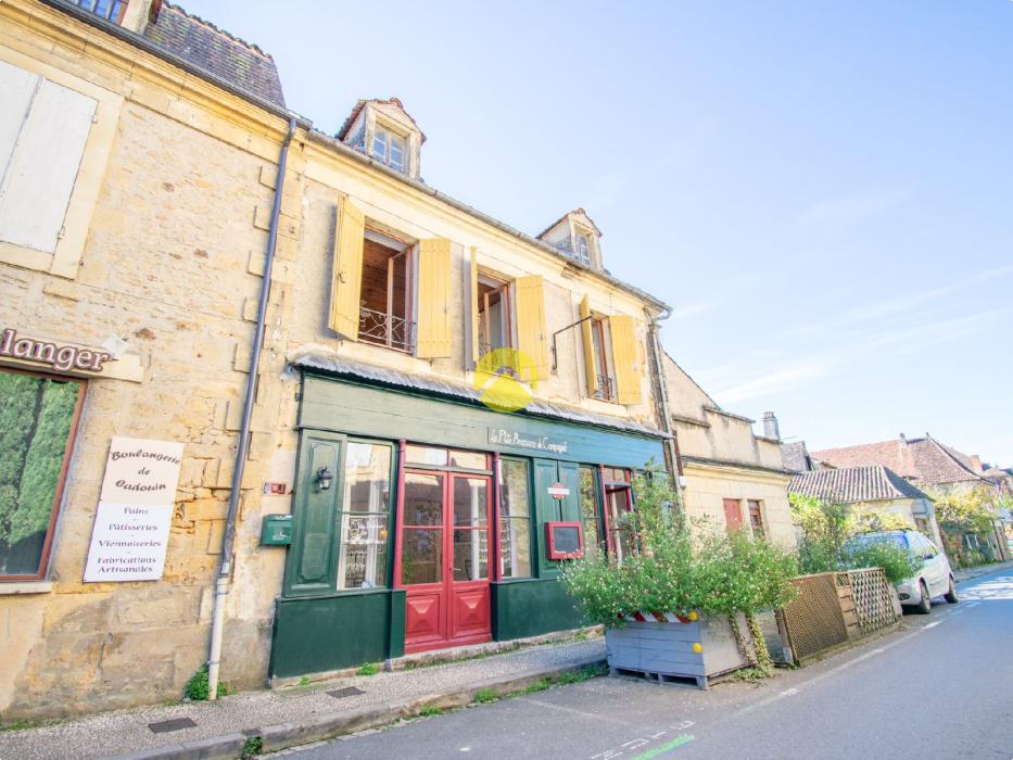 Immeuble au centre de Cadouin