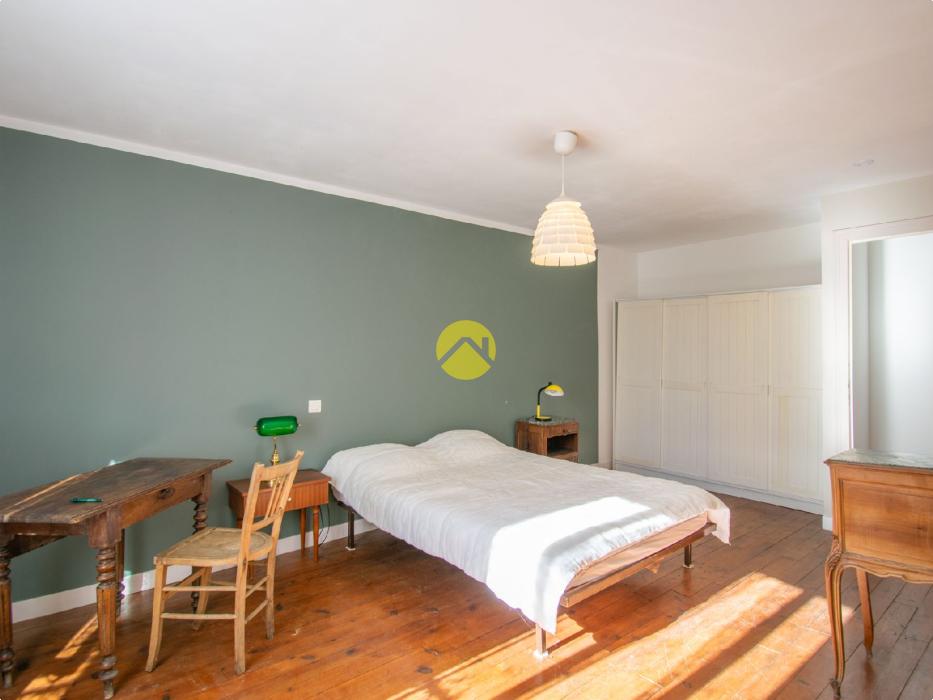 Immeuble au centre de Cadouin