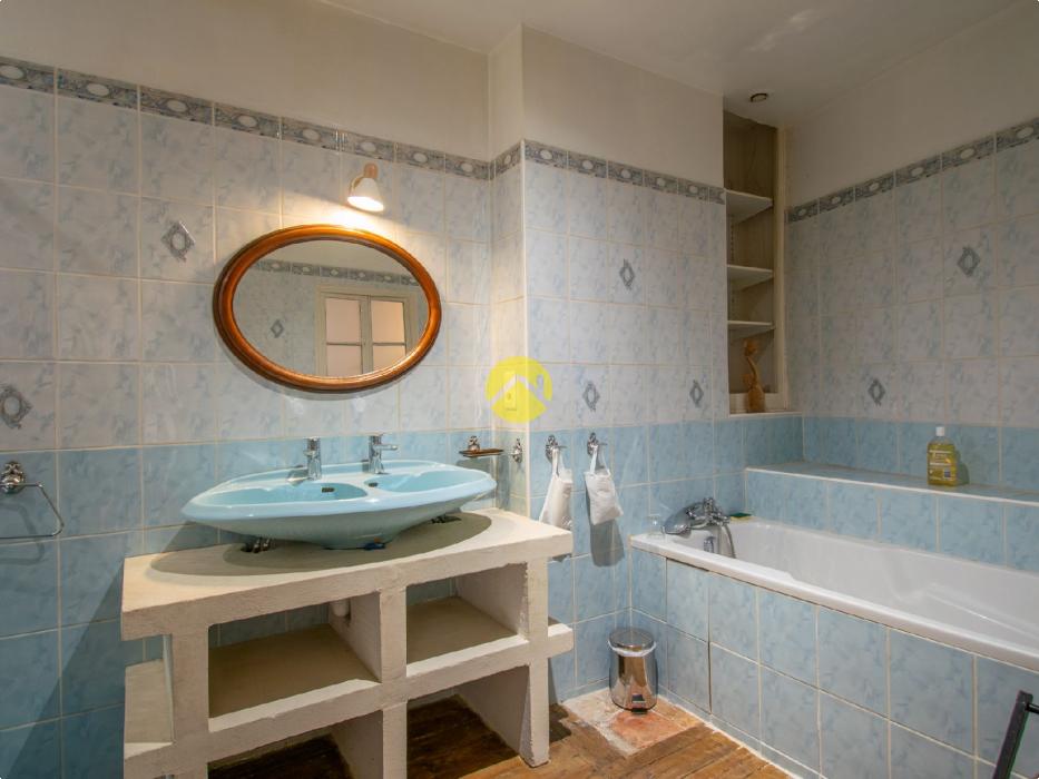 Immeuble au centre de Cadouin