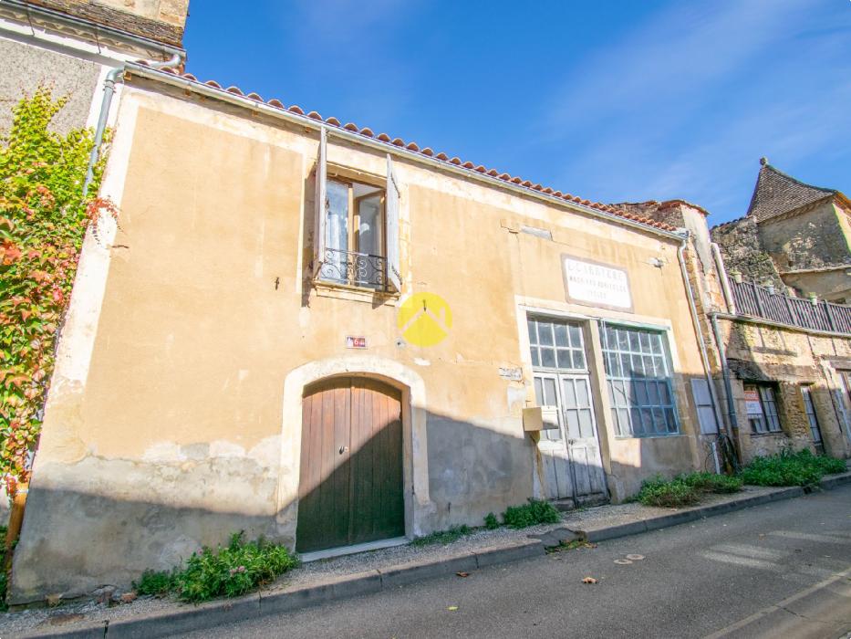 Immeuble au centre de Cadouin