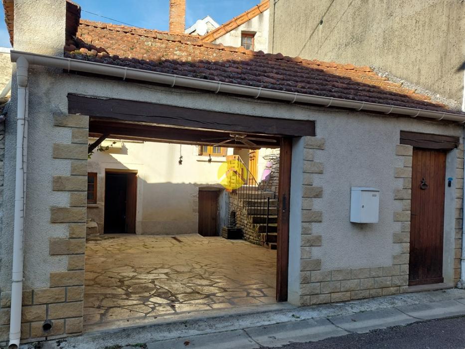 MAISON DE VILLAGE AVEC COUR
