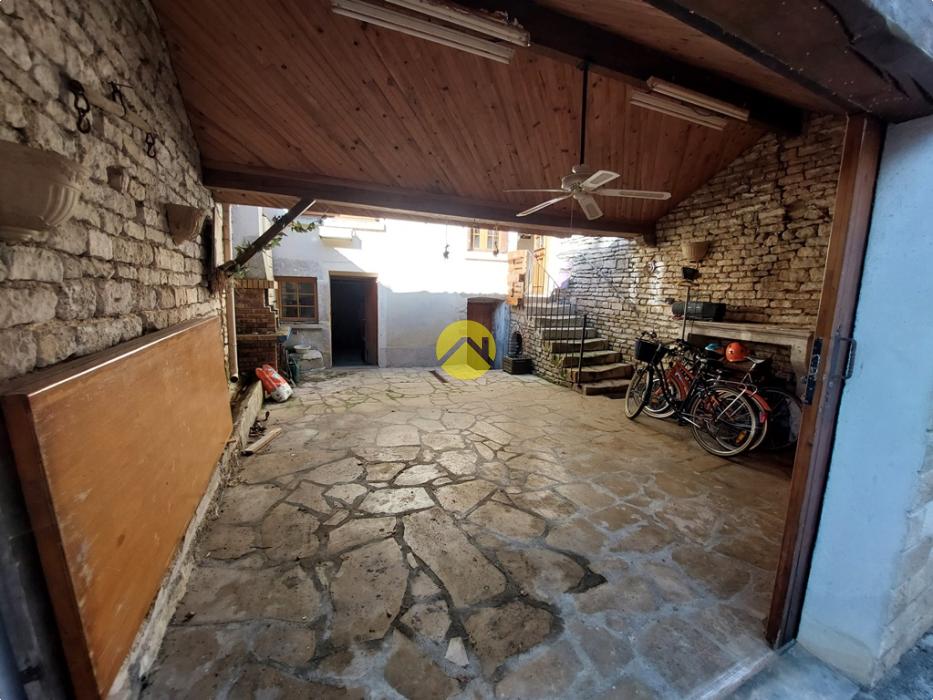 MAISON DE VILLAGE AVEC COUR