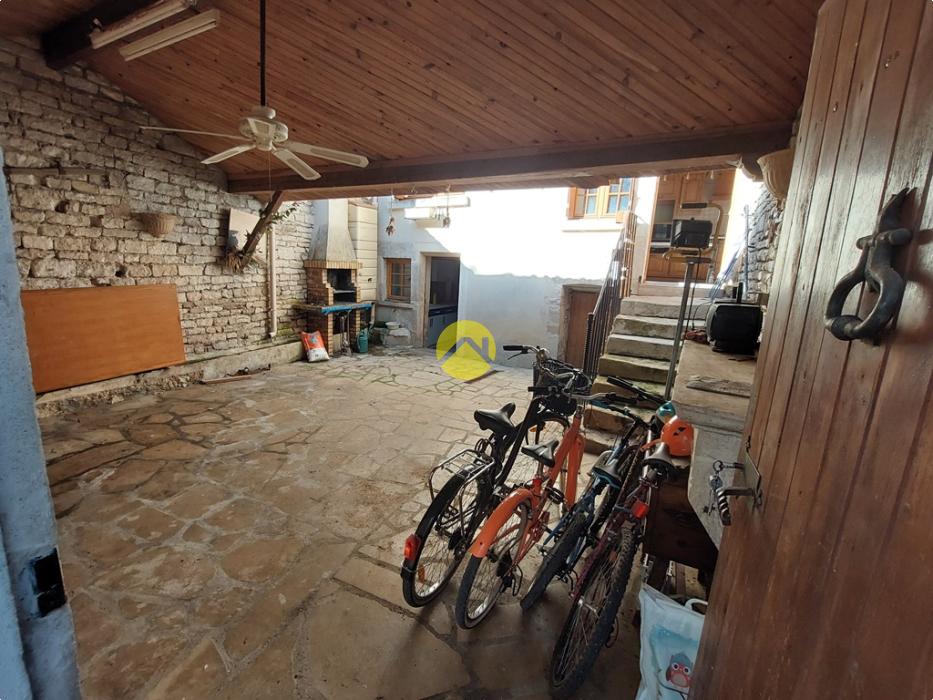 MAISON DE VILLAGE AVEC COUR