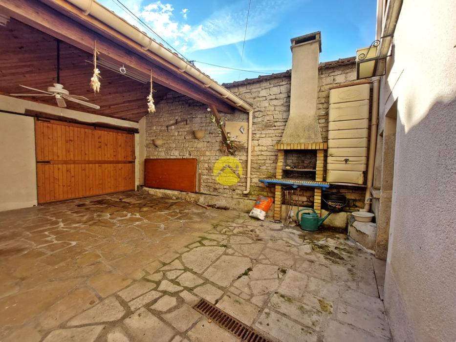 MAISON DE VILLAGE AVEC COUR