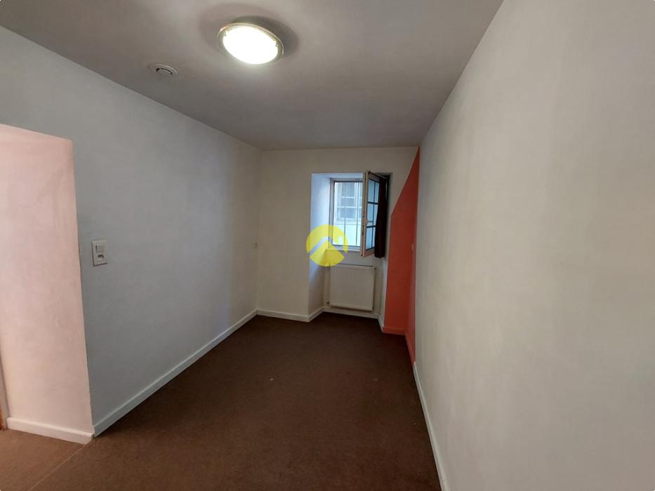 MAISON DE VILLAGE AVEC COUR