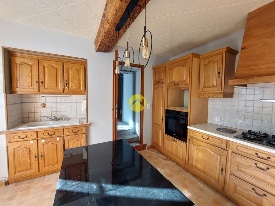 MAISON DE VILLAGE AVEC COUR