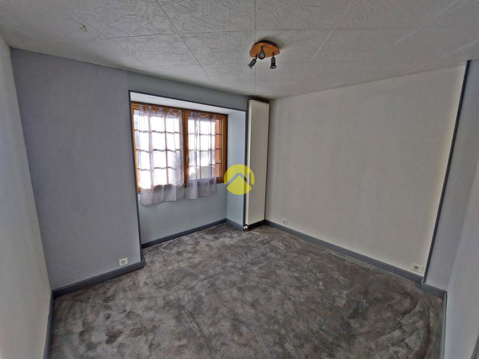 MAISON DE VILLAGE AVEC COUR