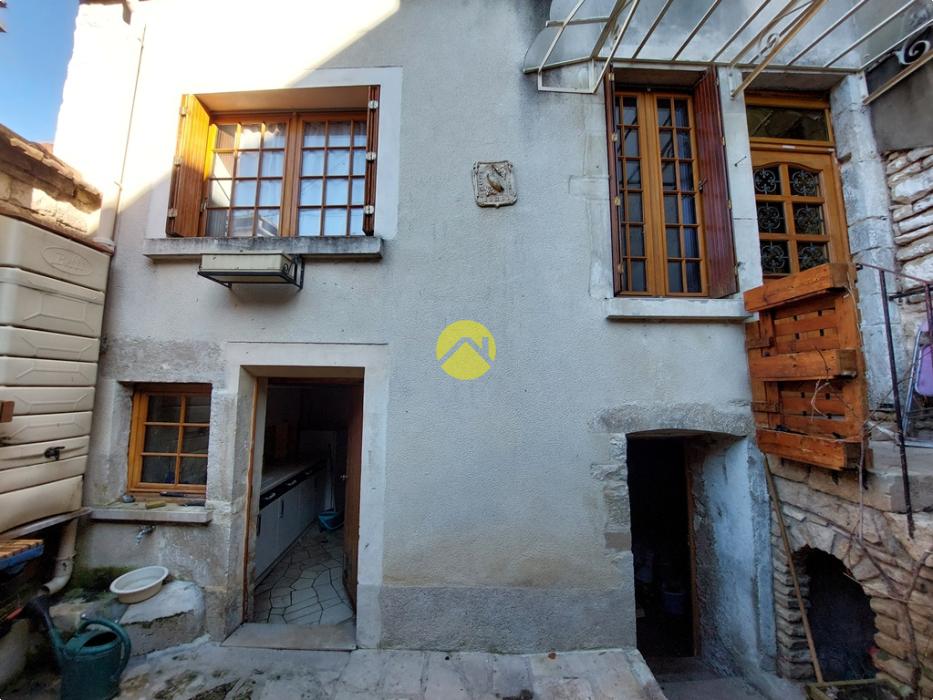 MAISON DE VILLAGE AVEC COUR