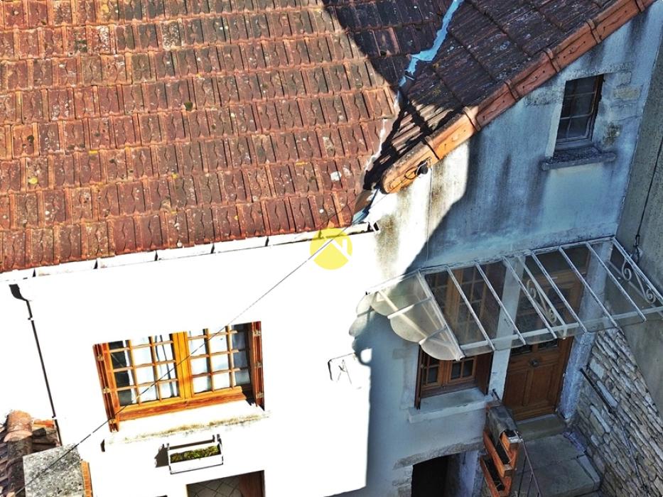 MAISON DE VILLAGE AVEC COUR