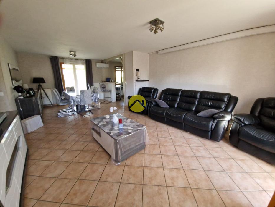 POSEZ VOS VALISES DANS CE PAVILLON 