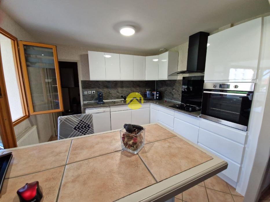 POSEZ VOS VALISES DANS CE PAVILLON 