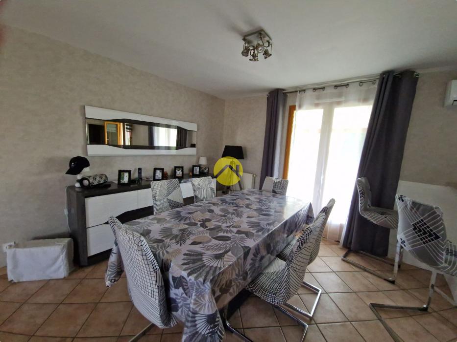 POSEZ VOS VALISES DANS CE PAVILLON 