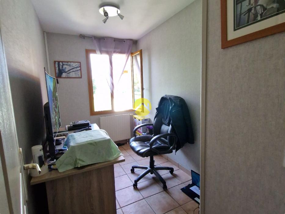 POSEZ VOS VALISES DANS CE PAVILLON 