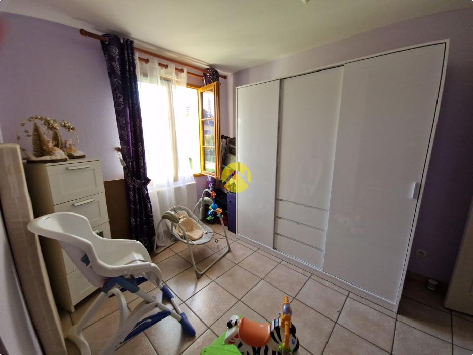 POSEZ VOS VALISES DANS CE PAVILLON 