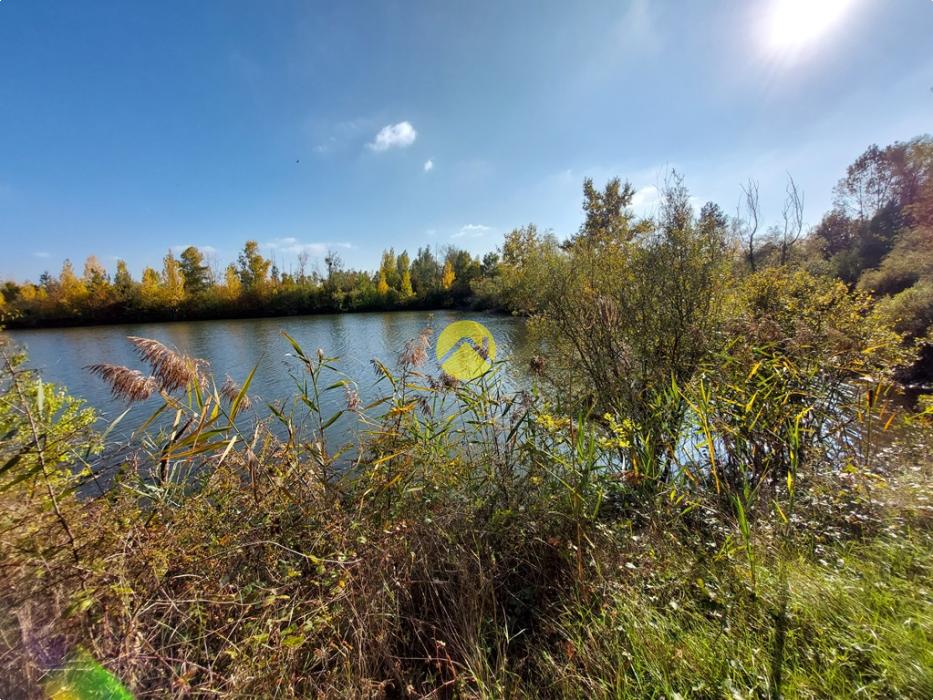 ETANG CLOS AVEC TERRAIN AUTOUR