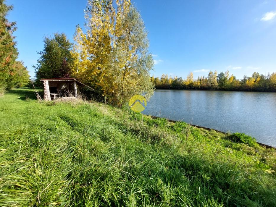 ETANG CLOS AVEC TERRAIN AUTOUR