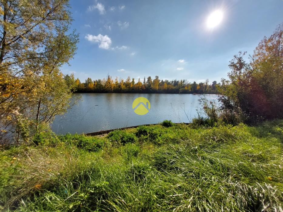 ETANG CLOS AVEC TERRAIN AUTOUR