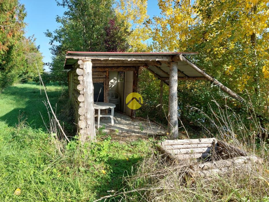 ETANG CLOS AVEC TERRAIN AUTOUR