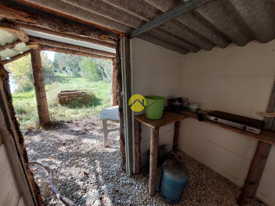 ETANG CLOS AVEC TERRAIN AUTOUR