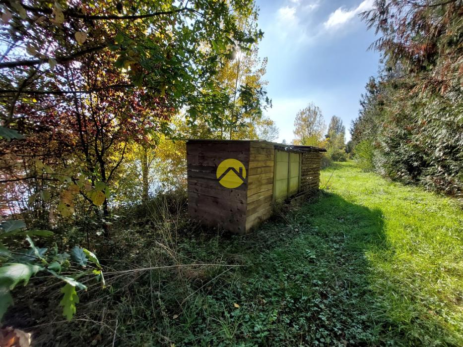 ETANG CLOS AVEC TERRAIN AUTOUR