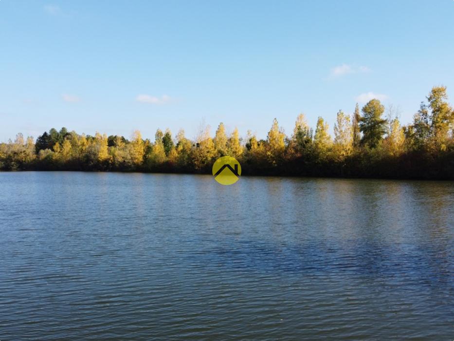 ETANG CLOS AVEC TERRAIN AUTOUR