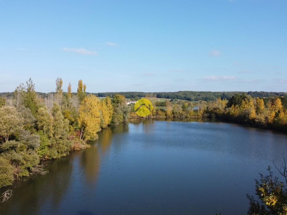 ETANG CLOS AVEC TERRAIN AUTOUR