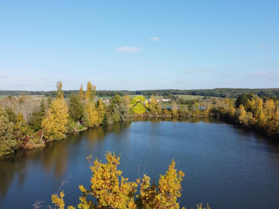ETANG CLOS AVEC TERRAIN AUTOUR