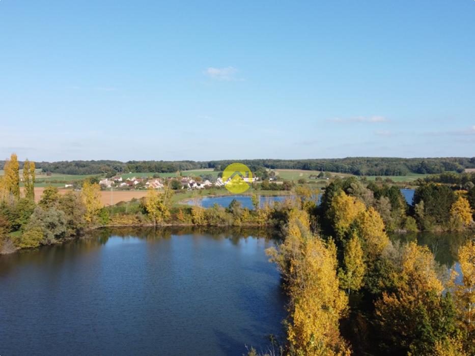ETANG CLOS AVEC TERRAIN AUTOUR