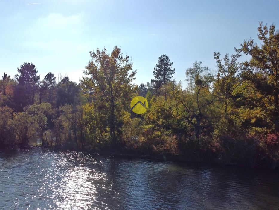 ETANG CLOS AVEC TERRAIN AUTOUR