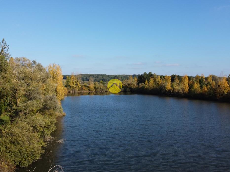 ETANG CLOS AVEC TERRAIN AUTOUR