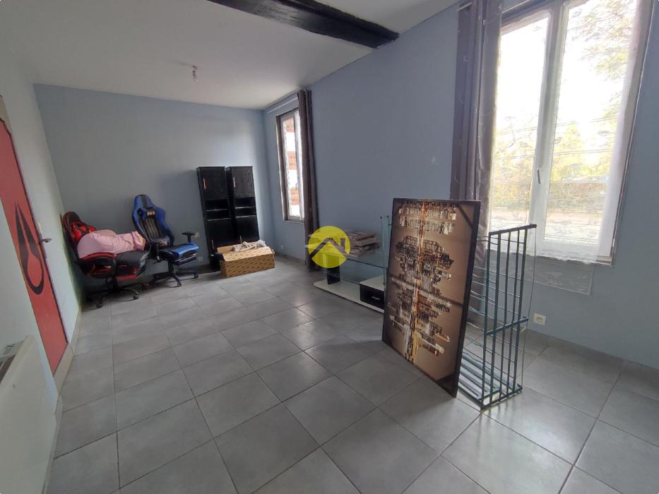 BEAUX VOLUMES AVEC GRANDS GARAGES !