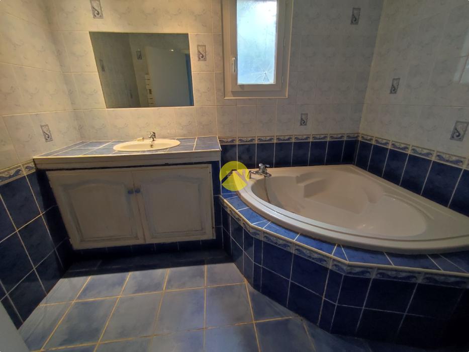 BEAUX VOLUMES AVEC GRANDS GARAGES !