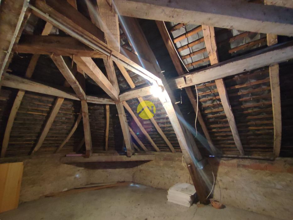 BEAUX VOLUMES AVEC GRANDS GARAGES !