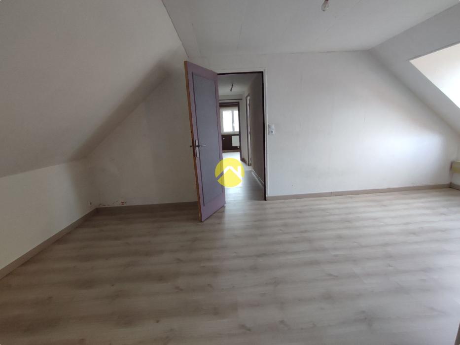 BEAUX VOLUMES AVEC GRANDS GARAGES !