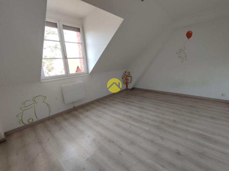 BEAUX VOLUMES AVEC GRANDS GARAGES !