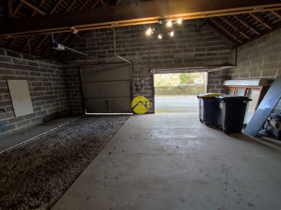 BEAUX VOLUMES AVEC GRANDS GARAGES !