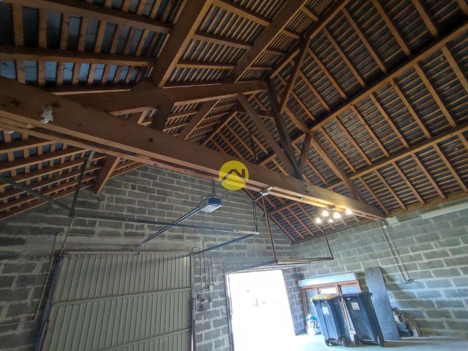 BEAUX VOLUMES AVEC GRANDS GARAGES !